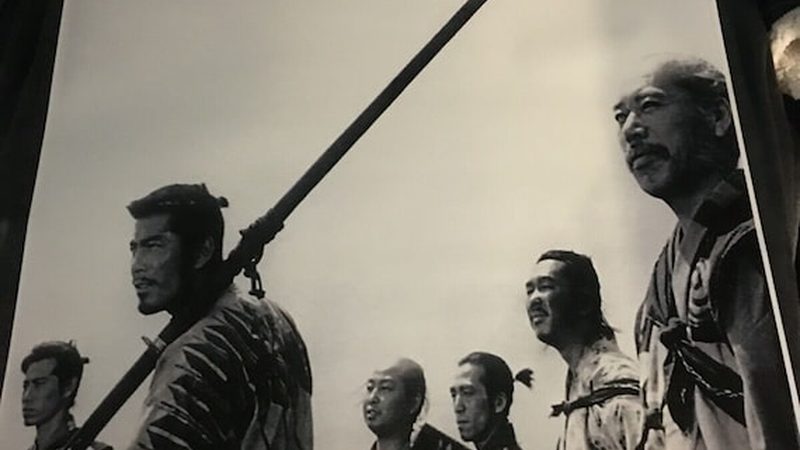 室内假山喷泉，如何打造一池碧波与绿意盎然的家居景观？**